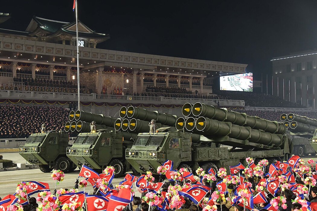 1月，平壤举行的一场阅兵。过去四年，朝鲜的核武库和核燃料储备大约翻了一番。