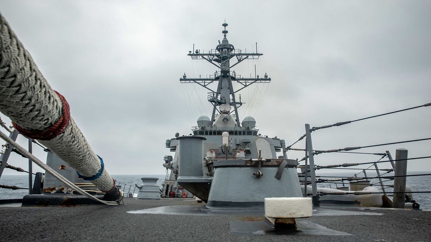 2021年5月18日，美国太平洋舰队公布伯克级导弹驱逐舰“柯蒂斯·威尔伯”号穿越海峡照片。（Twitter@U.S. Pacific Fleet）
