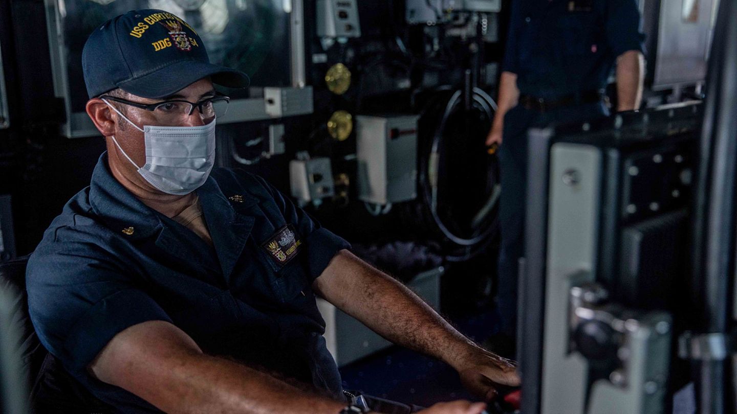 2021年5月18日，美国导弹驱逐舰“柯蒂斯·威尔伯”号人员在穿越海峡时进行观察。（Twitter@U.S. Pacific Fleet）