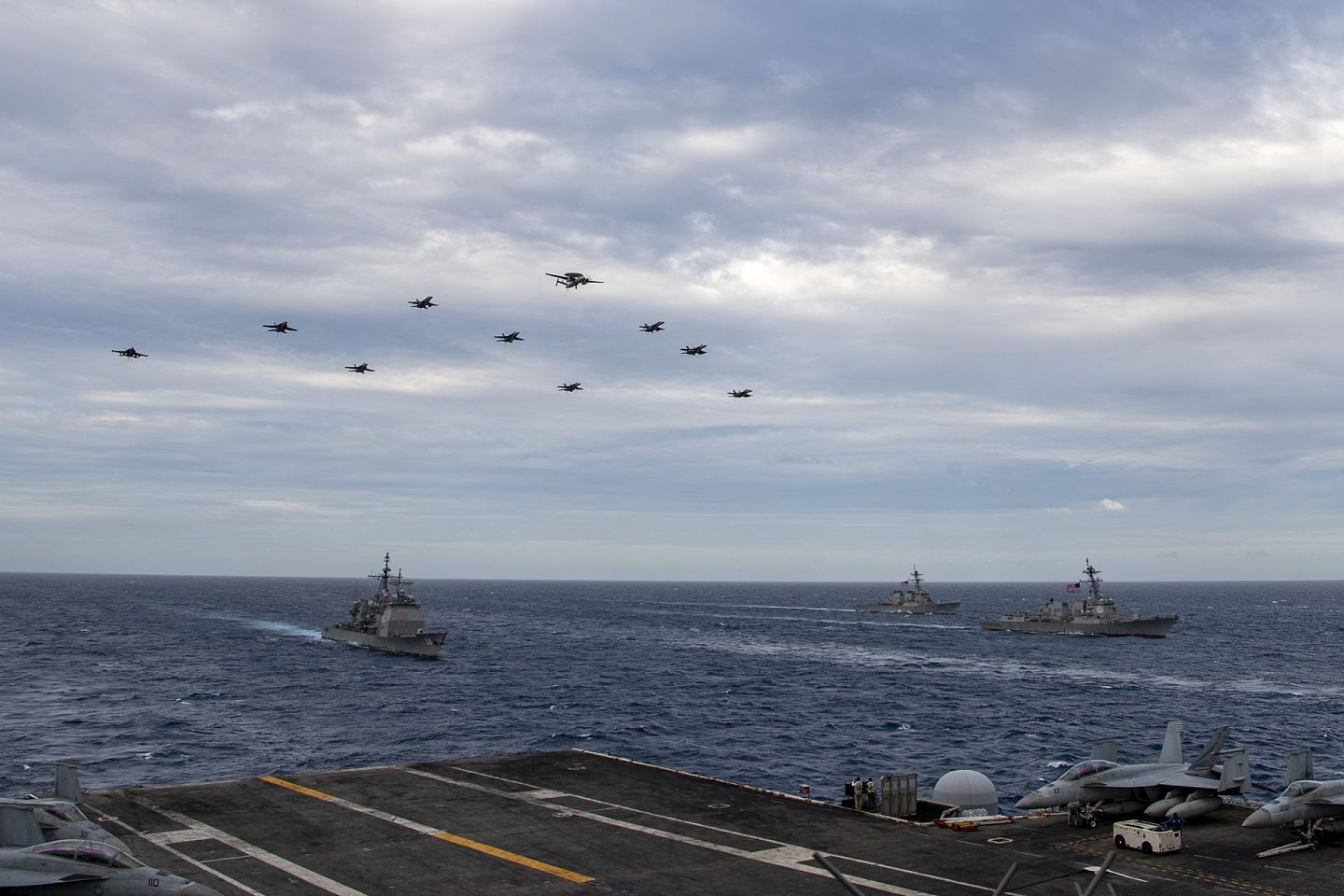 2021年2月9日，美国两个航母打击群在演习。（美国海军第七舰队官网）