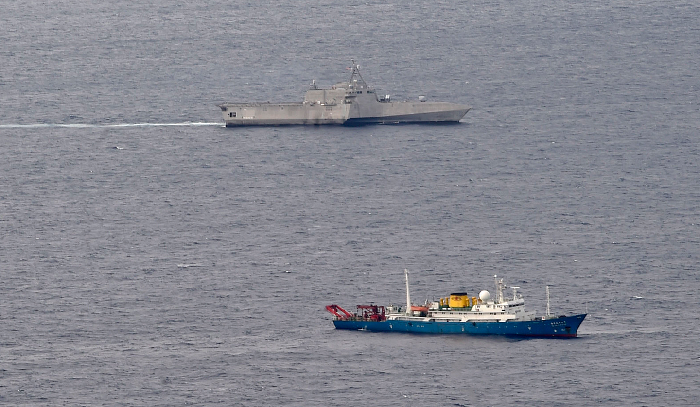 在美国太平洋舰队发布照片中，“吉福兹”号濒海战斗舰在开展航行活动，发现一艘中国科考船。（Facebook@USPacificFleet）