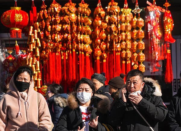 纽约法拉盛，带着口罩的行人。很多华人没有想到，一年多过去了，戴不戴口罩仍是他们面临的一道难题。