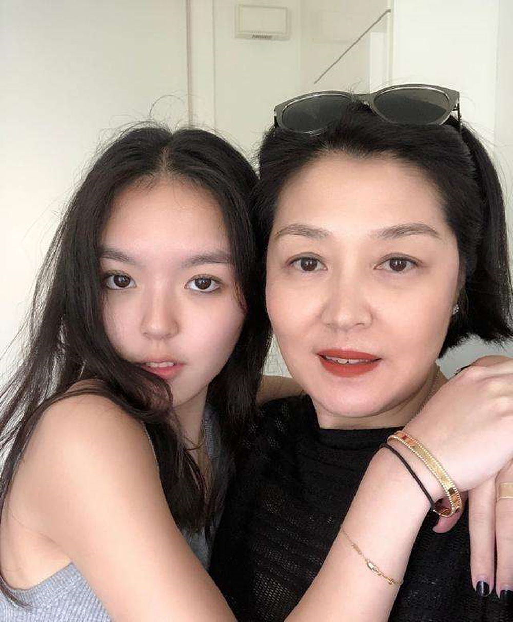 李咏女儿19岁生日晒性感照，对镜撩发身材婀娜，日常奢侈住豪宅