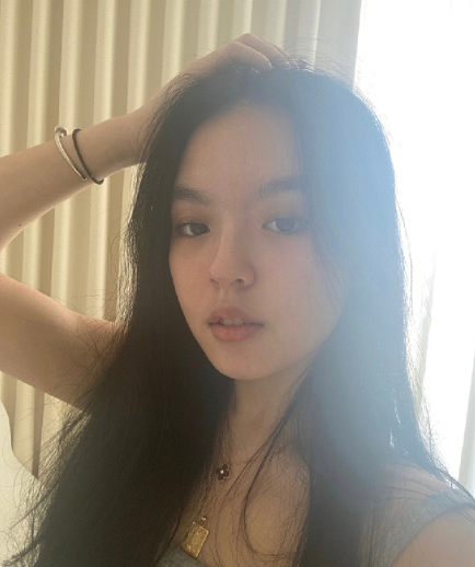 李咏女儿19岁生日晒性感照，对镜撩发身材婀娜，日常奢侈住豪宅