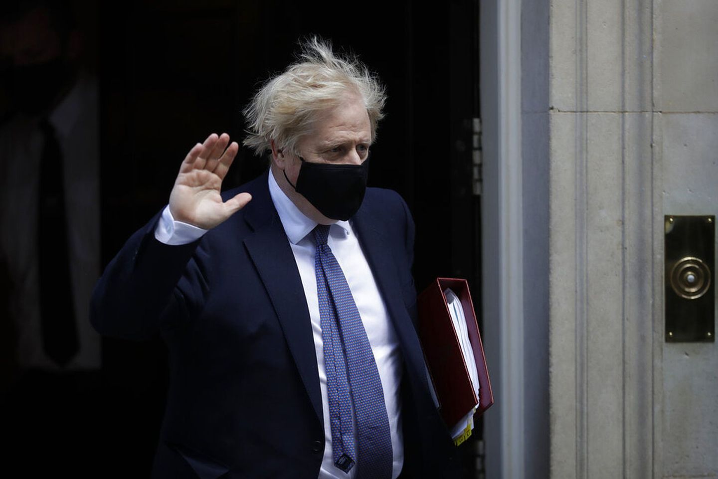 5月19日，英国首相约翰逊在伦敦离开唐宁街10号时，向传媒挥手。（AP）