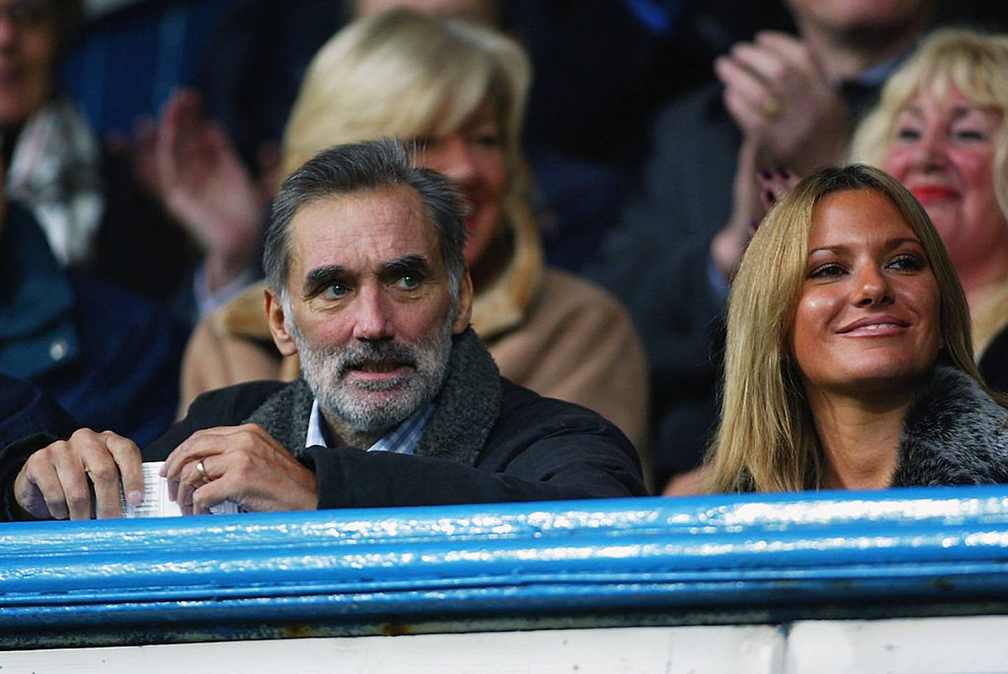 图为曼联足球名宿佐治贝斯（左）2002年11月与妻子亚历克丝（右）入埸观看足球比赛（Getty）