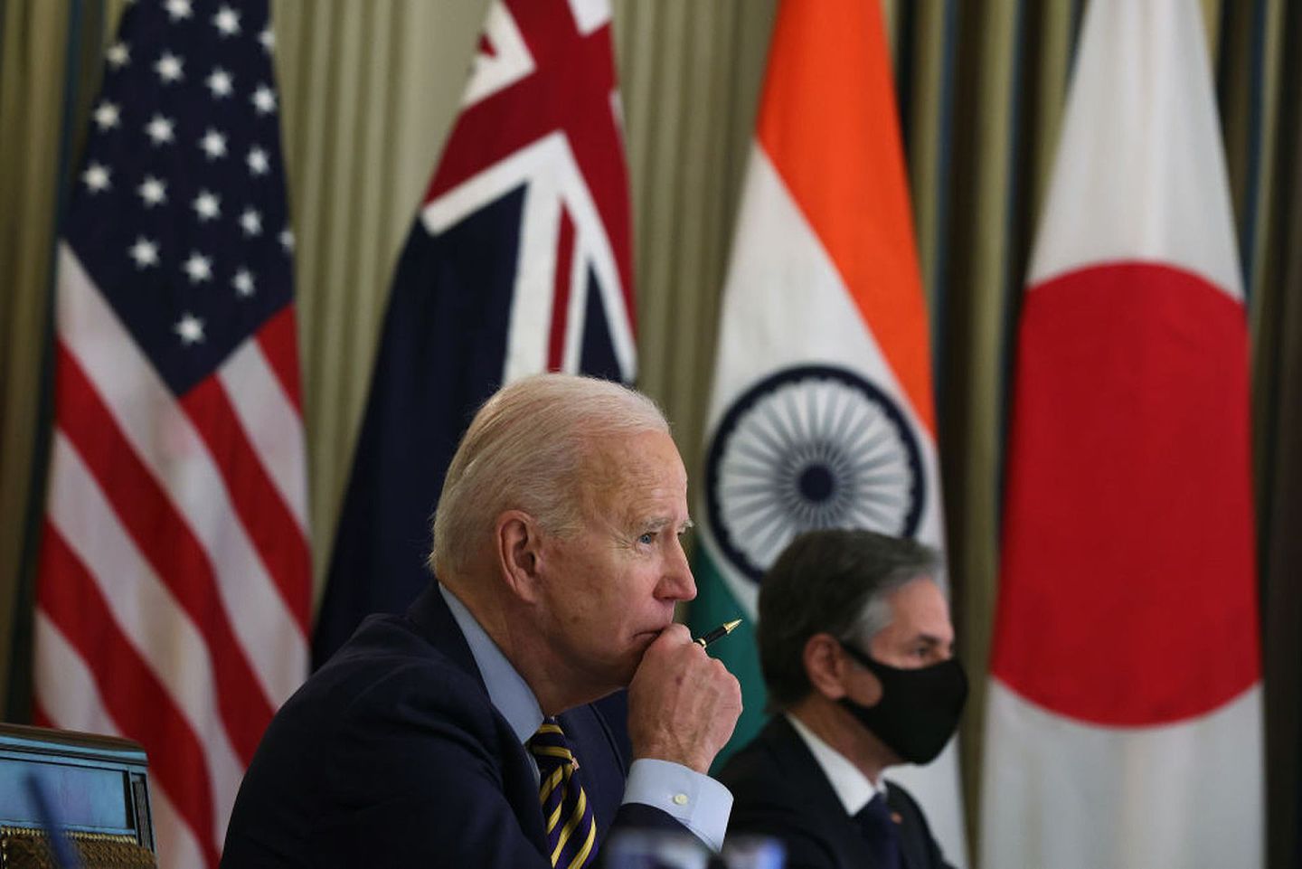 2021年3月12日，美国总统拜登（Joe Biden，左）和国务卿布林肯（Antony Blinken）出席四方安全对话视频峰会。（Getty）