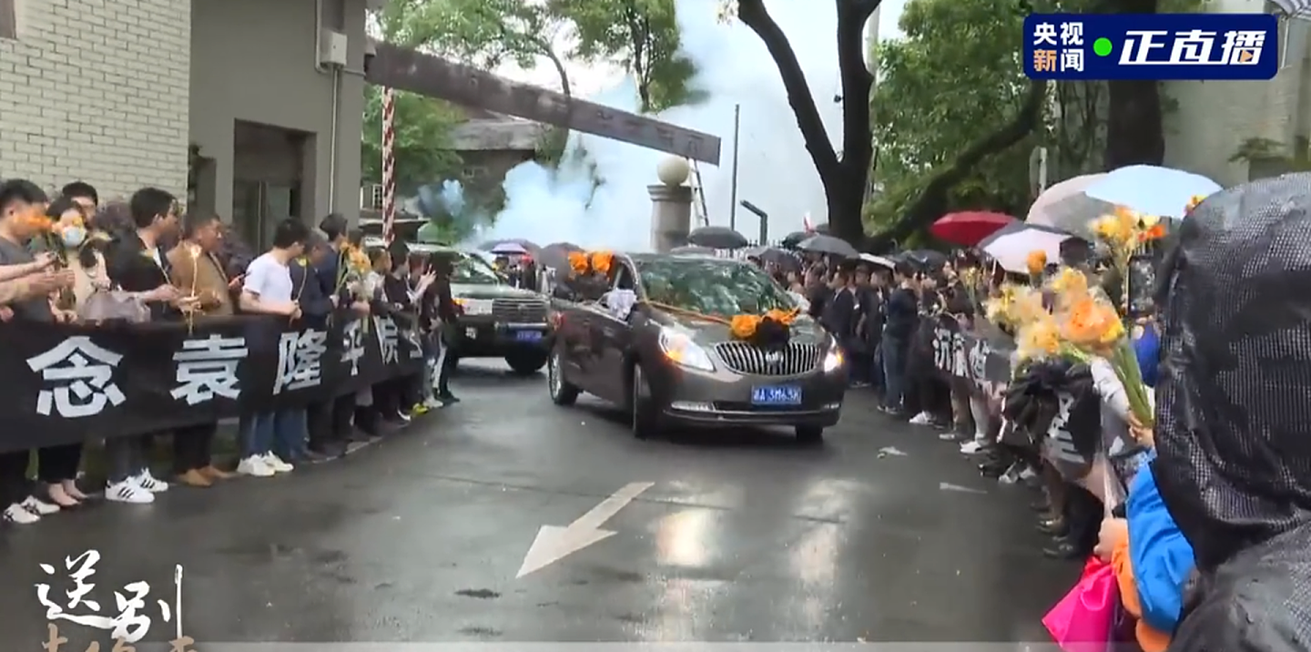 2021年5月22日，运送袁隆平遗体的车辆进入湖南杂交水稻研究中心。（中国央视视频截图）