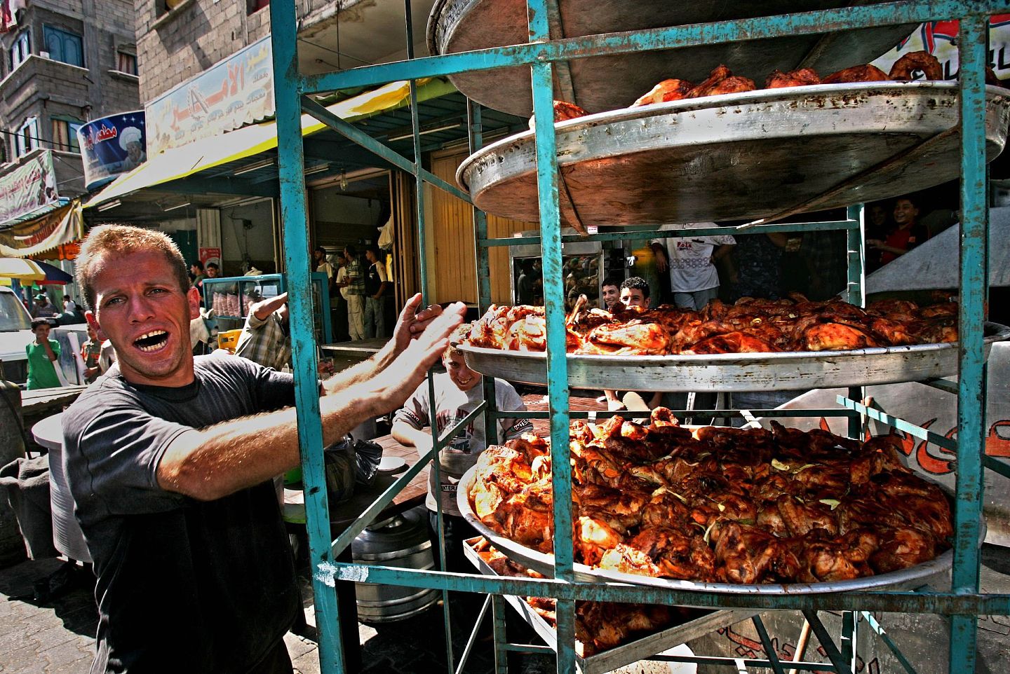 街头贩卖烧鸡的加沙民众。（Getty）