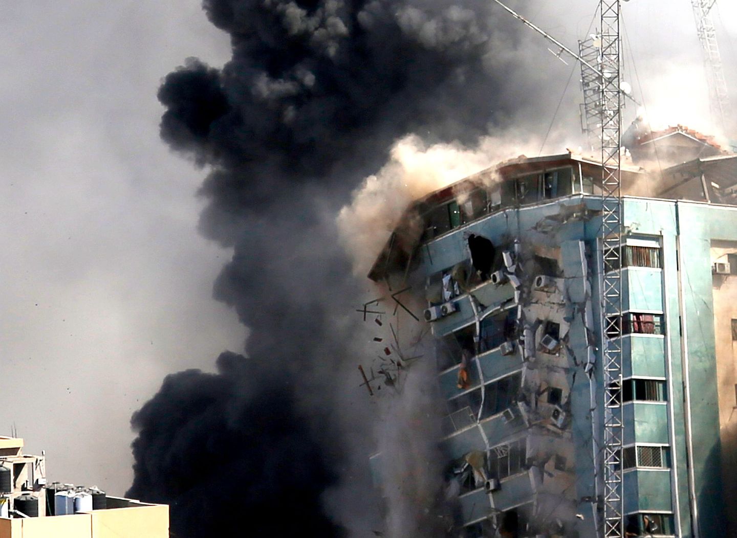 以色列5月15日炸毁了加沙的一栋大楼。美联社等国际媒体在该大楼里有办公室。以色列的举动引发了轩然大波。（AP）