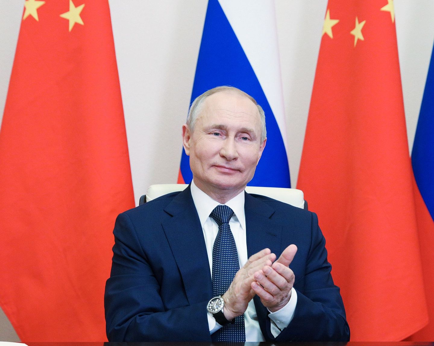 普京鼓掌，祝贺核能项目开工。（Reuters）