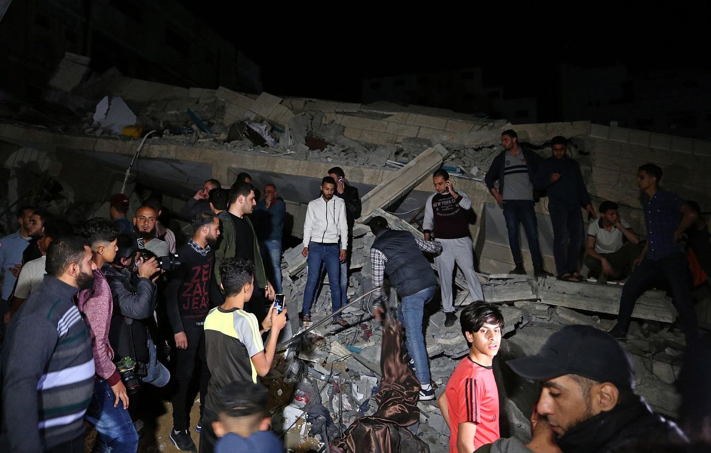 当地时间2019年5月4日，加沙，加沙城遭到以色列军方空袭。以色列国防军4日发表声明说，以军当天轰炸了巴勒斯坦伊斯兰抵抗运动(哈马斯)位于加沙地带的数个军事目标。  (Getty)