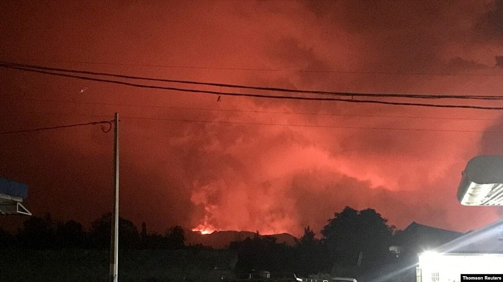 刚果民主共和国东部的尼拉贡戈火山5月22日喷发，附近惊恐居民逃离。