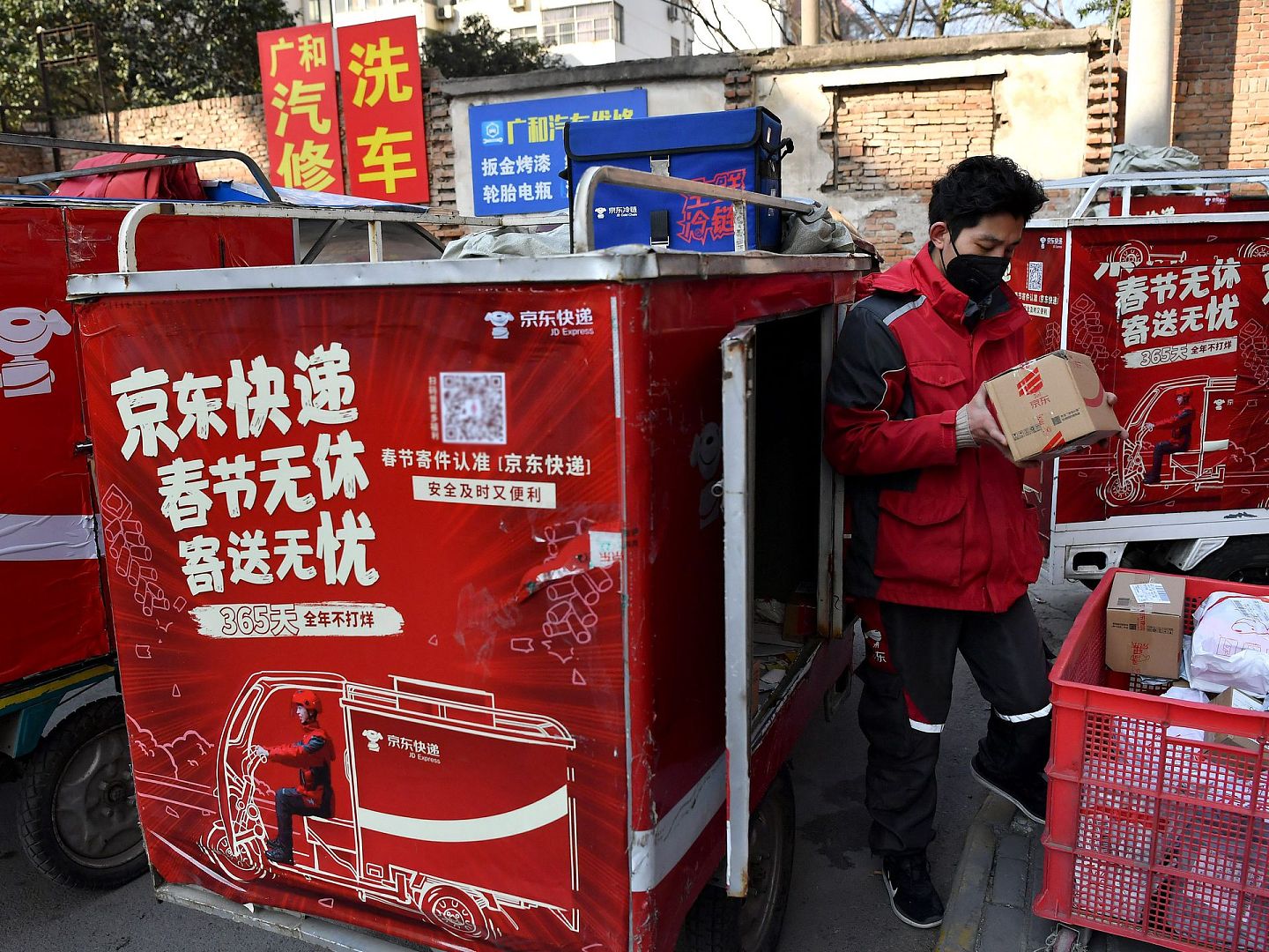 由于内地市场需求已经饱和，不足以支撑各物流巨头的营运及扩张成本。对于很多物流巨头来说，开拓海外市场变得愈来愈迫切。（新华社）