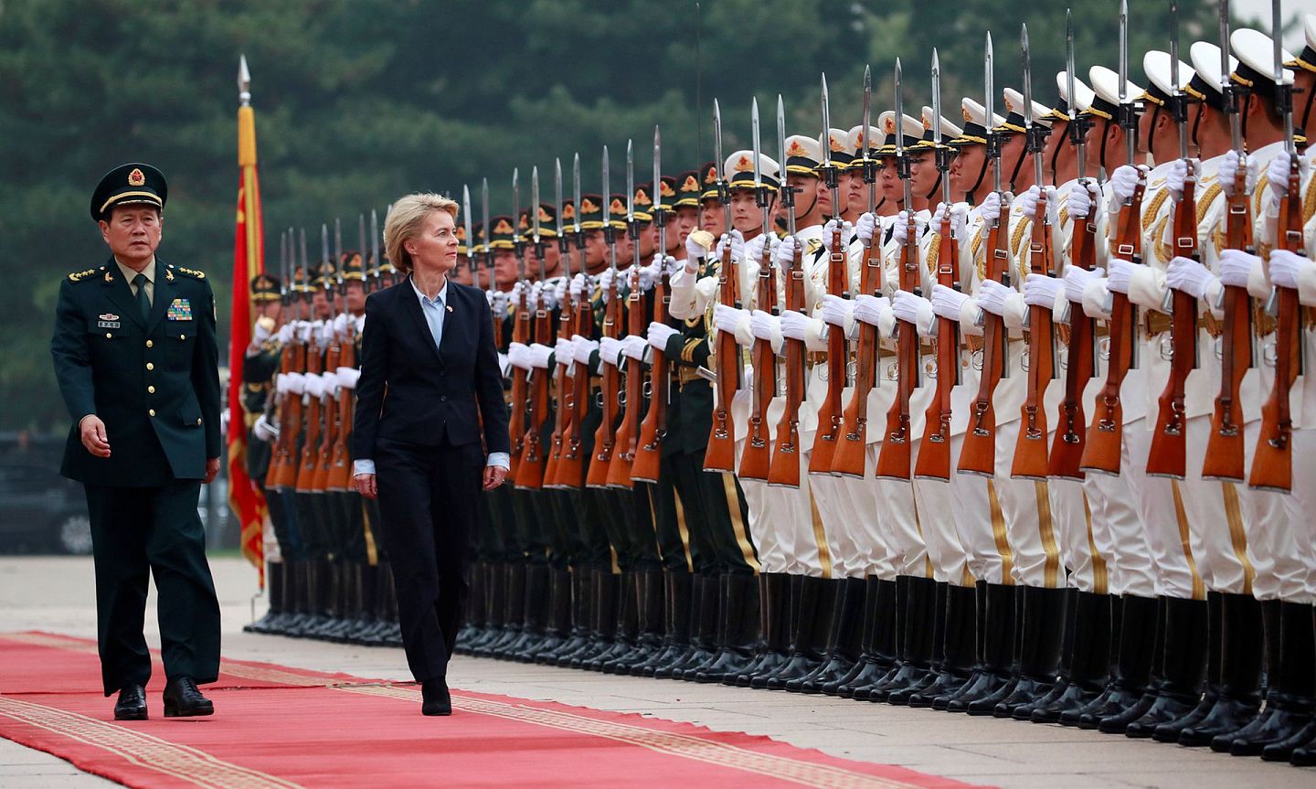 2018年10月22日，德国时任国防部长冯德莱恩（Ursula von der Leyen）和中国国防部长魏凤和（左一）在北京八一大楼举行的阅兵仪式上检阅仪仗队。（Reuters）