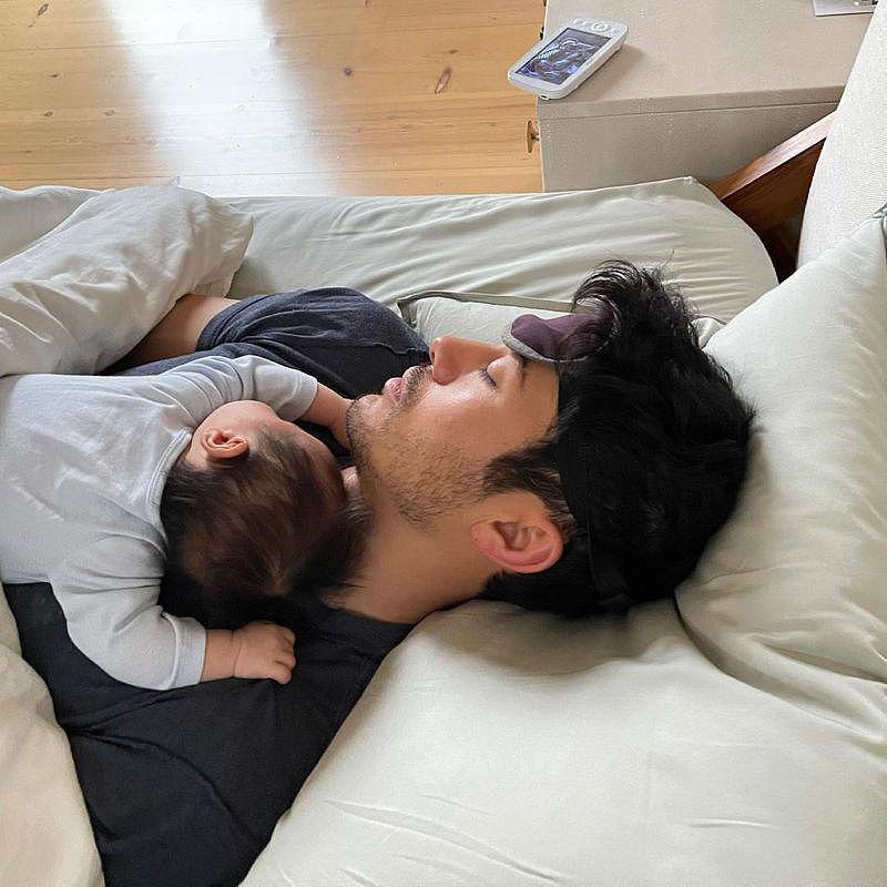 亨利高汀抱着女儿睡着，画面很温馨。 图／摘自Instagram
