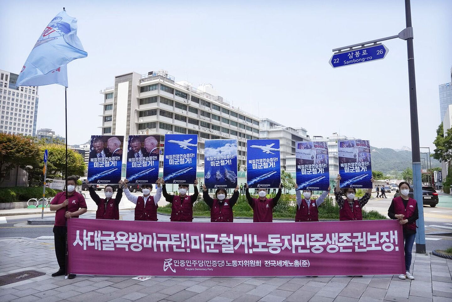 美国驻韩国大使馆外，有示威者抗议，要求美国结束对朝鲜的战争行为并撤出驻韩美军。（美联社）