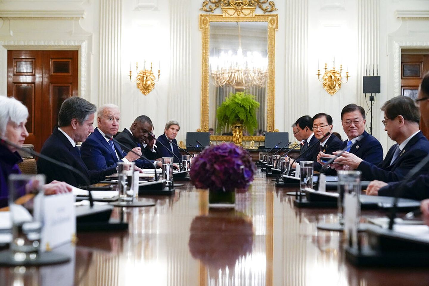 韩国总统文在寅5月21日与美国总统拜登会面。（美联社）