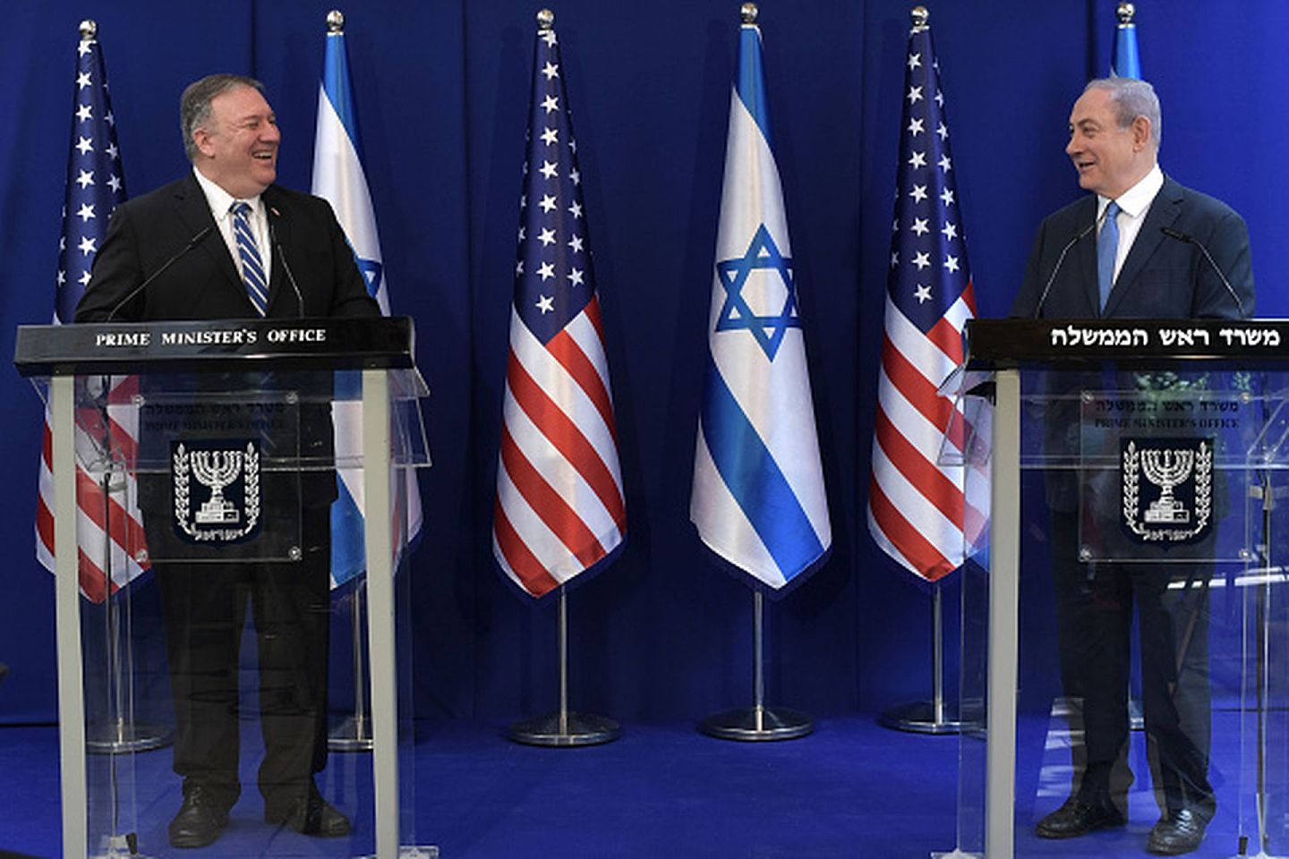 2020年5月13日，耶路撒冷，以色列总理内塔尼亚胡（Benjamin Netanyahu，右）与到访的时任美国国务卿蓬佩奥（Mike Pompeo，左）在会晤后共同出席新闻发布会。据悉，劝说以色列在国内敏感基建项目中全面排除“中国元素”是蓬佩奥此行的重要目的。（Getty Images）
