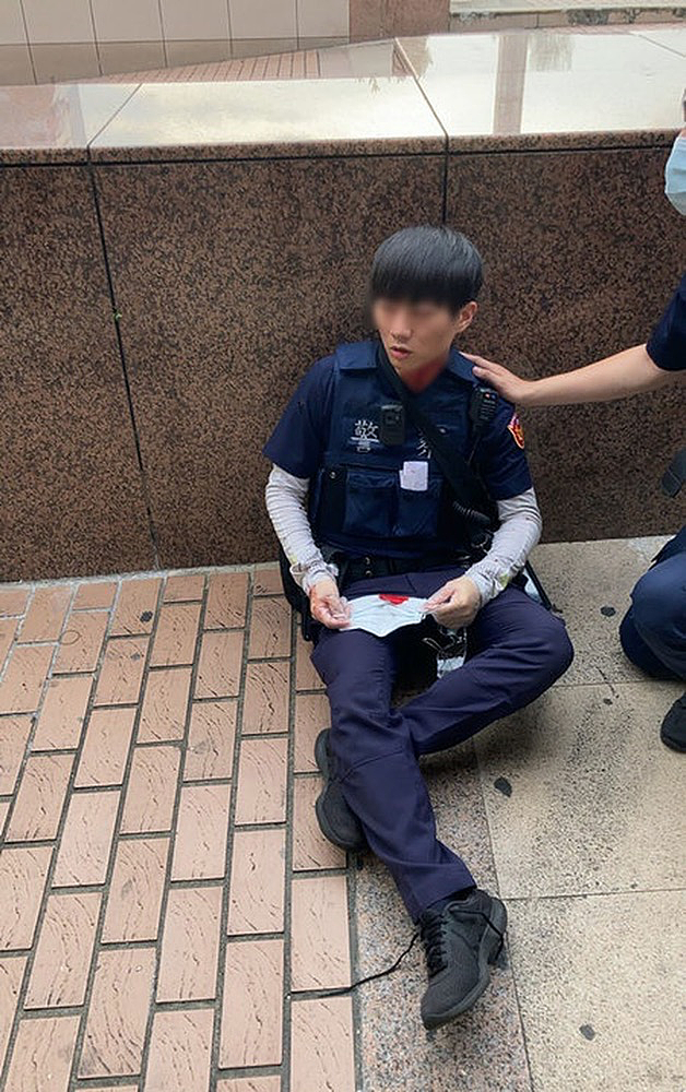 台一男子不戴口罩 持刀砍伤劝导警察 结局：被制服带走调查