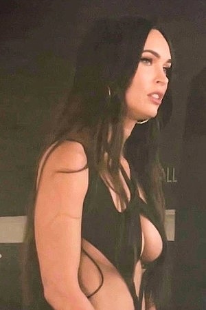 ▲▼梅根福克斯（Megan Fox）陪男友机关枪凯利（Machine Gun Kelly）现身告示牌音乐奖。 （图／CFP）