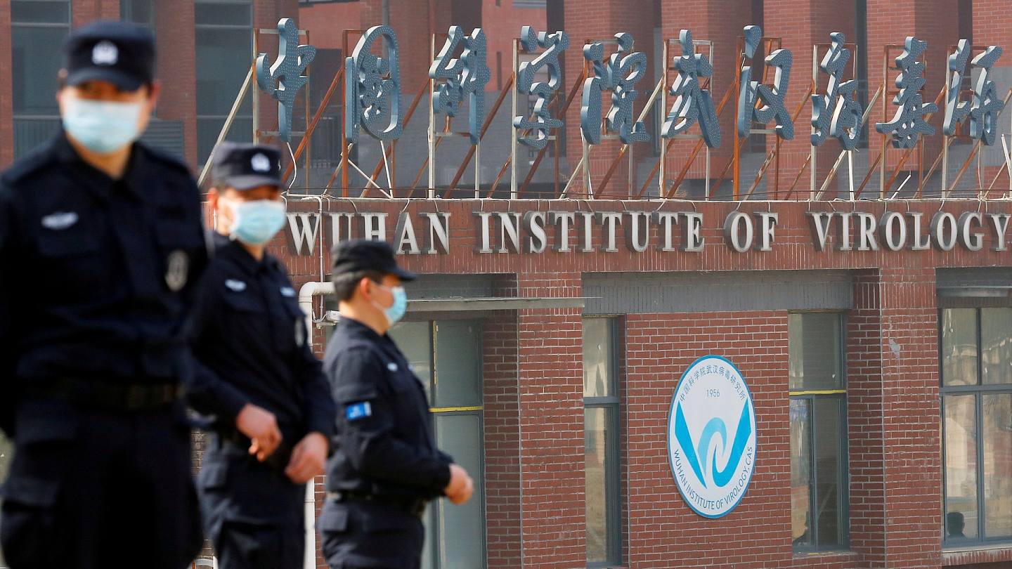 中国新冠肺炎疫情：图为2021年2月3日，世界卫生组织专家小组到中国武汉病毒研究所调查新冠病毒起源，保安人员在外驻守。 （Reuters）