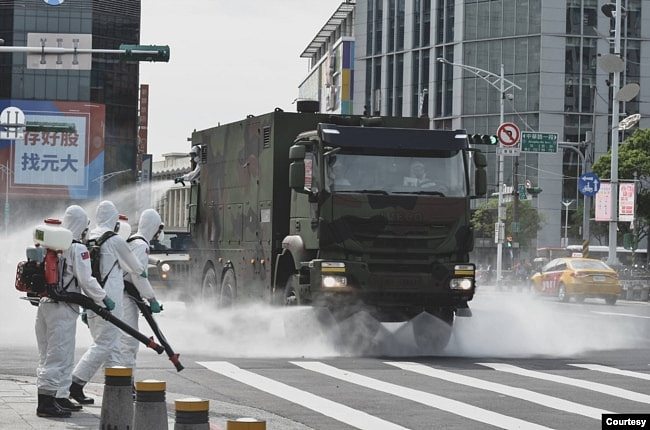 台湾陆军33化学兵群执行台北街头消毒作业（台湾军闻社提供）