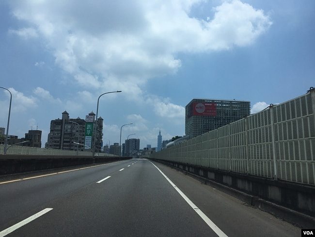 台北市平日繁忙的市民大道如今变得冷清许多。（美国之音 陈筠摄）