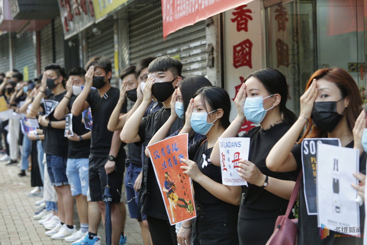 2019年9月9日香港黄大仙区学生联校筑成人链，以慈云山作起点，途经多间不同学校，并以手遮盖右眼，声援早前受伤的爆眼少女。（HK01）