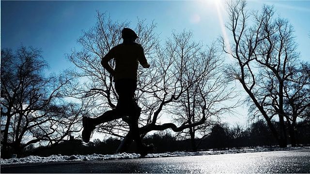 长跑运动员在寒冷的环境中可能会表现得更好。