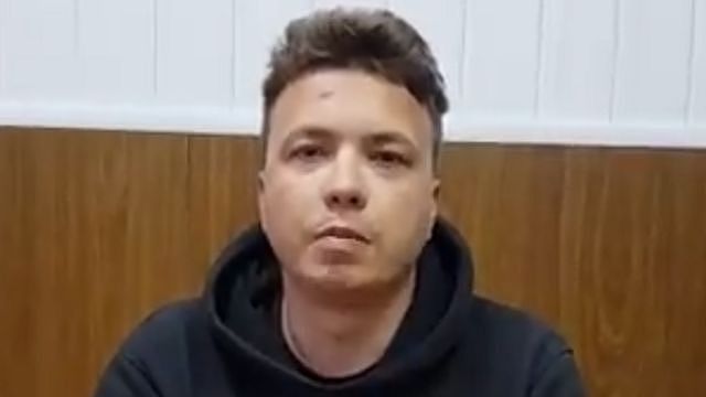 网上有一段视频流出，疑似是普罗塔塞维奇（上图）在明斯克机场被捕之后，被胁迫录影的片段。