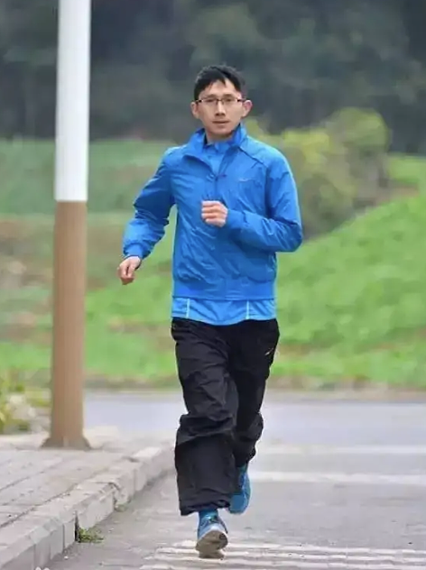 非裔去中国跑马拉松：穿4块钱蓝色凉鞋，1个月拿3冠（组图） - 5