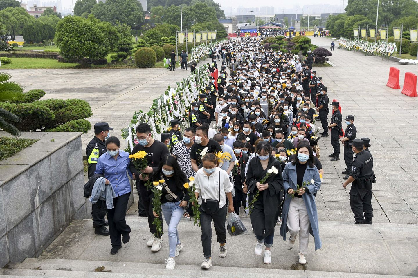 图为前往明阳山殡仪馆送别袁隆平的民众，与此同时，网络上也有各种缅怀方式。 （中新社）