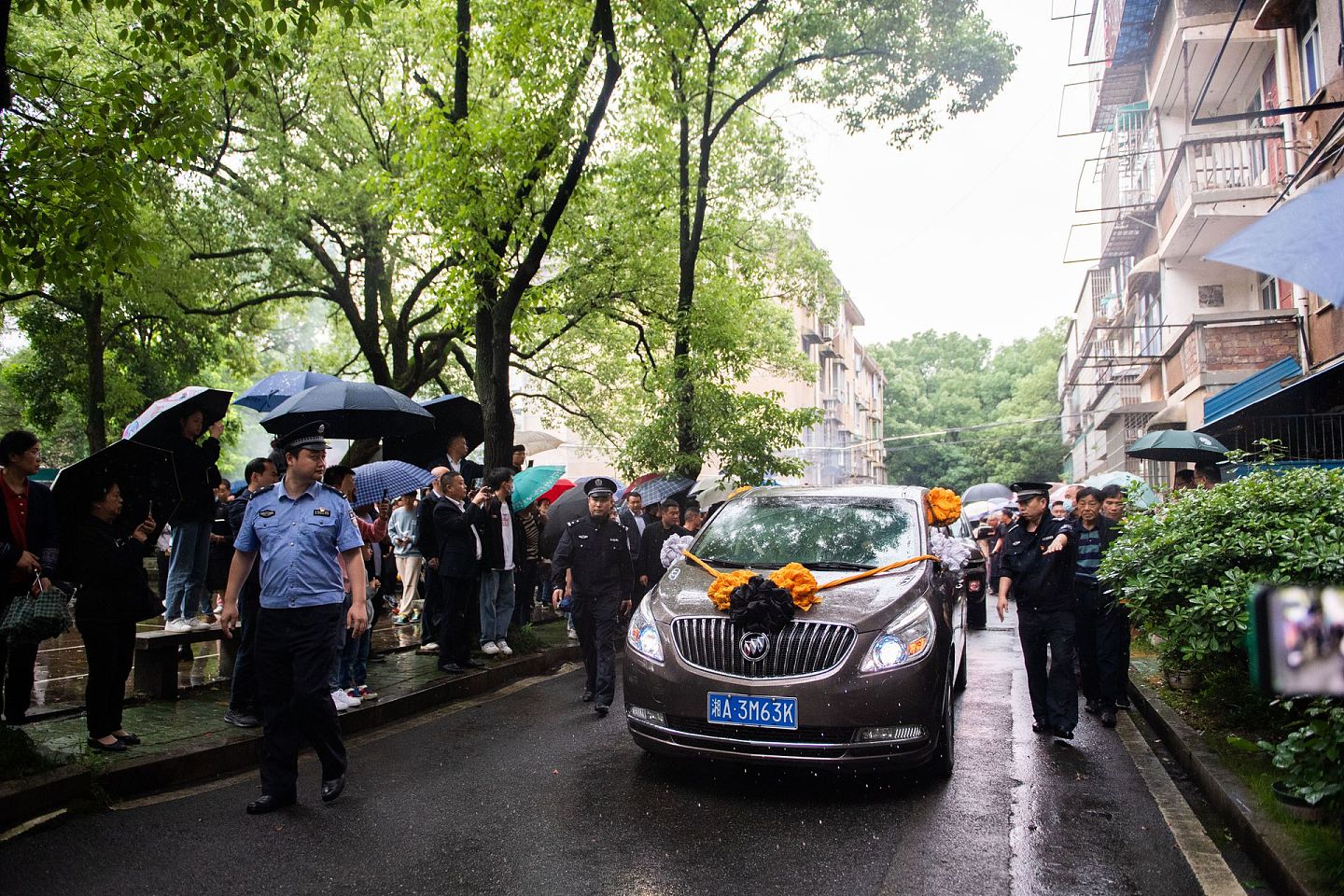 5月22日，袁隆平的遗体从医院被运往湖南长沙明阳山殡仪馆途中，当地民众自发前往送行。（新华社）