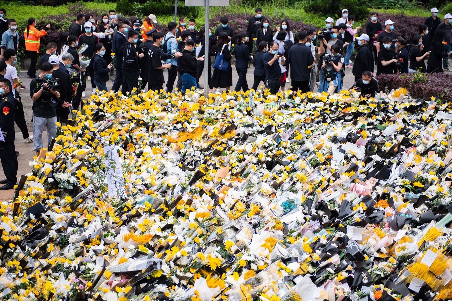 5月24日袁隆平遗体送别仪式在湖南长沙明阳山殡仪馆举行。前往的市民为袁隆平送上的鲜花已经堆满。（新华社）