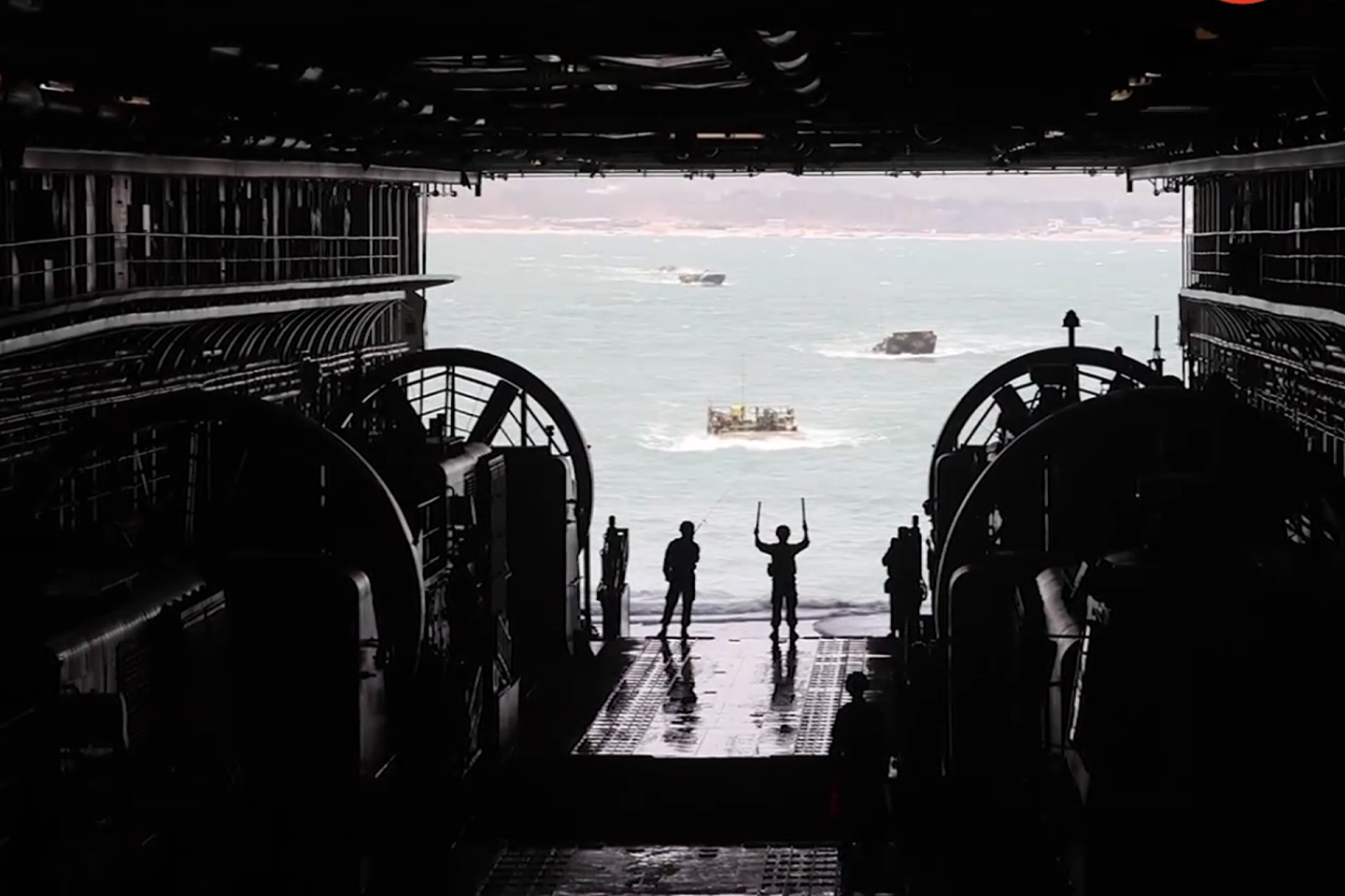解放军多兵种联合演练渡海登陆。图为两栖装甲车到装载海域后实施装载。（中国央视军事视频截图）