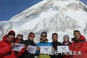 71岁王石与小30岁娇妻田朴珺登上珠峰，站在5000米海拔表白，引来网友群嘲：是被抬上去拍照！（视频/组图） - 14