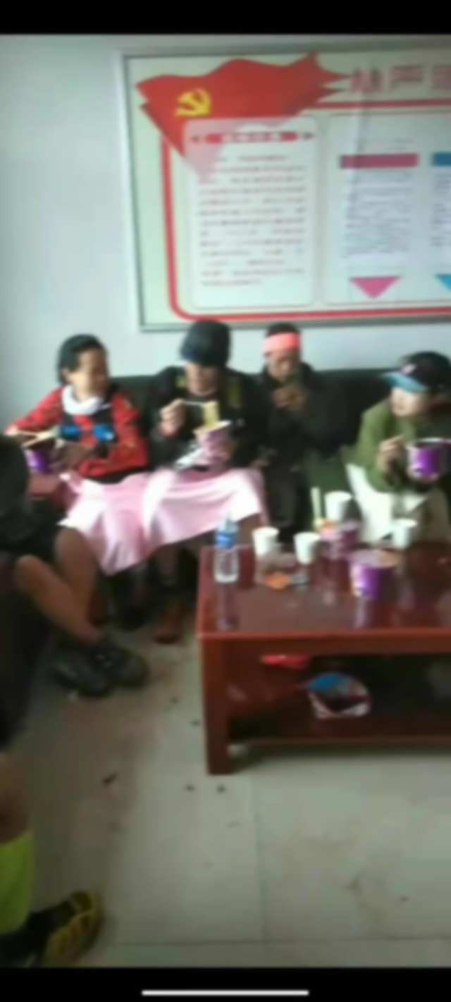 5月22日晚，被救选手正在村委会吃饭取暖。受访者供图