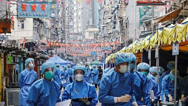 政府人员身穿全身医疗防护衣物在香港九龙油麻地佐敦区域执行新冠病毒强制禁足检测（23/1/2021）