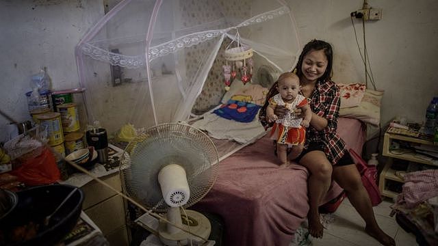 香港新界打鼓岭坪輋乡一位寻求庇护者的妻子与3岁女儿在住房内休息（资料图片）