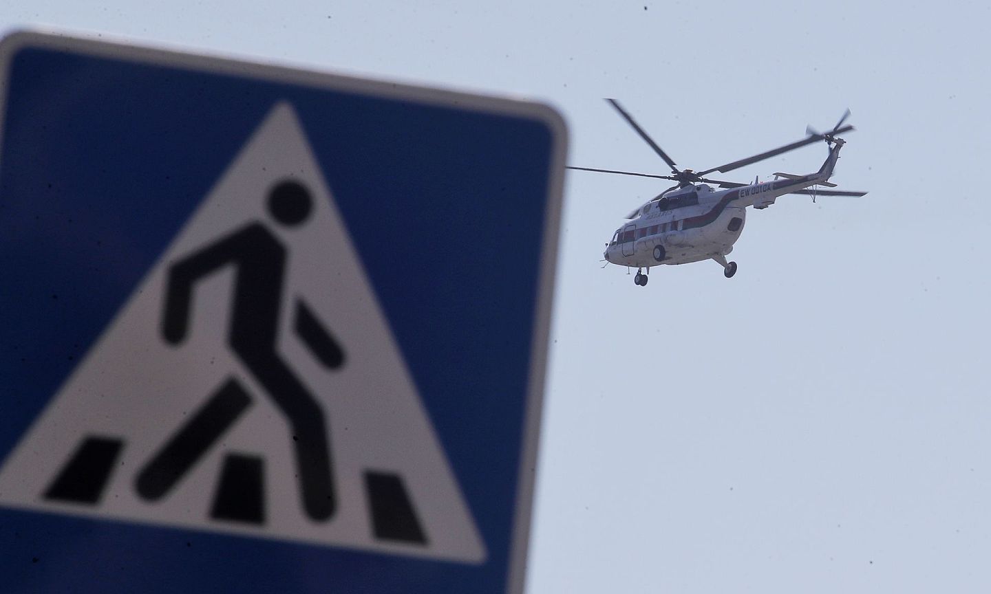 在白俄罗斯明斯克，一架载有白俄罗斯总统卢卡申科的直升机在与明斯克拖车工厂的工人们会面后起飞。数千名工厂工人走上明斯克街头，要求卢卡申科辞职。（美联社）