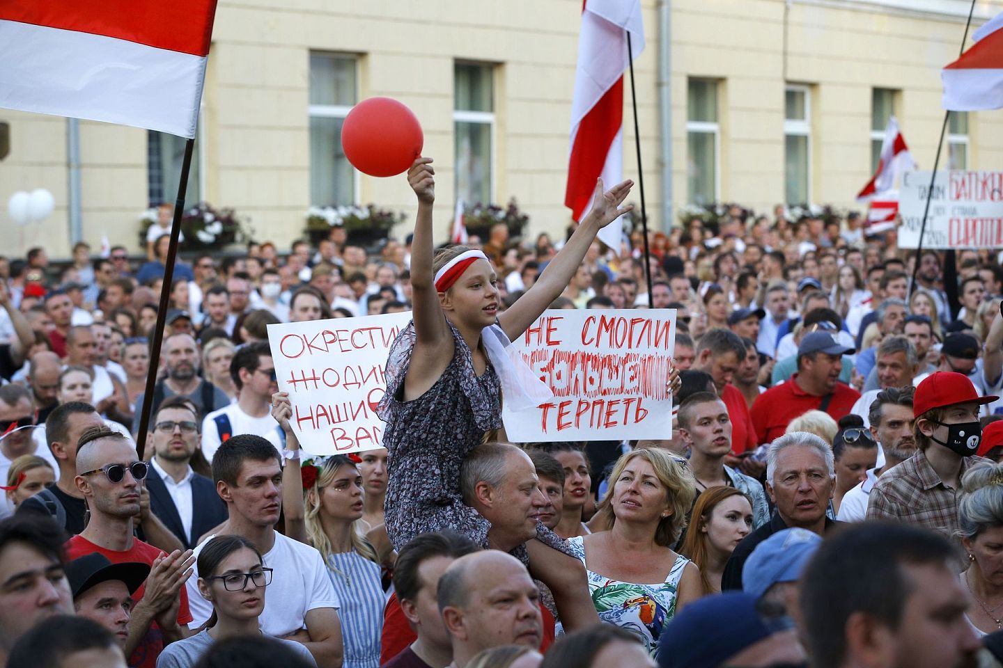 在白俄罗斯明斯克的反对派集会中，外界惊讶于明斯克当局的让步，竟允许在周末举行大规模抗议活动。（美联社）