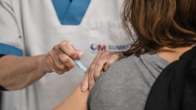 一名马德里妇女在接种阿斯利康疫苗