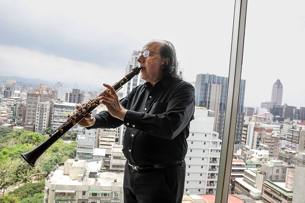 美国单簧管演奏家查尔斯·内迪奇从纽约飞往台北，举行一年多来的首次现场演出，但音乐会被取消了。