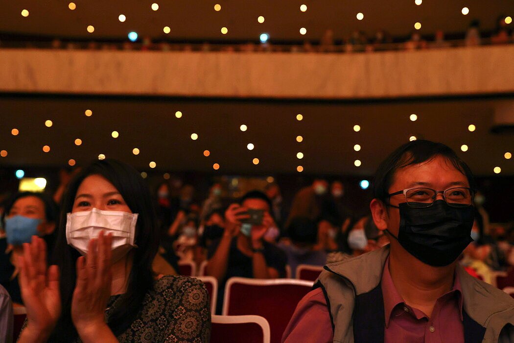 11月，人们戴口罩在台北国家音乐厅观看一场演出，当时新冠病毒病例很少，人们可以过上几乎正常的文化生活。