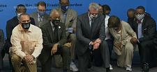 纽约市长下跪9分29秒 纪念弗洛伊德去世一周年（视频/图）