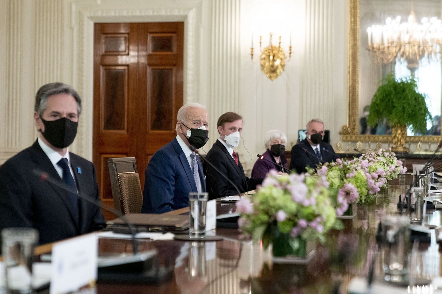 2021年4月16日，美国总统拜登（Joe Biden，左二）在白宫会见日本首相菅义伟。美国国务卿布林肯（Antony Blinken，左一）和国家安全委员会印度太平洋组织协调员坎贝尔（右一）出席。（AP）