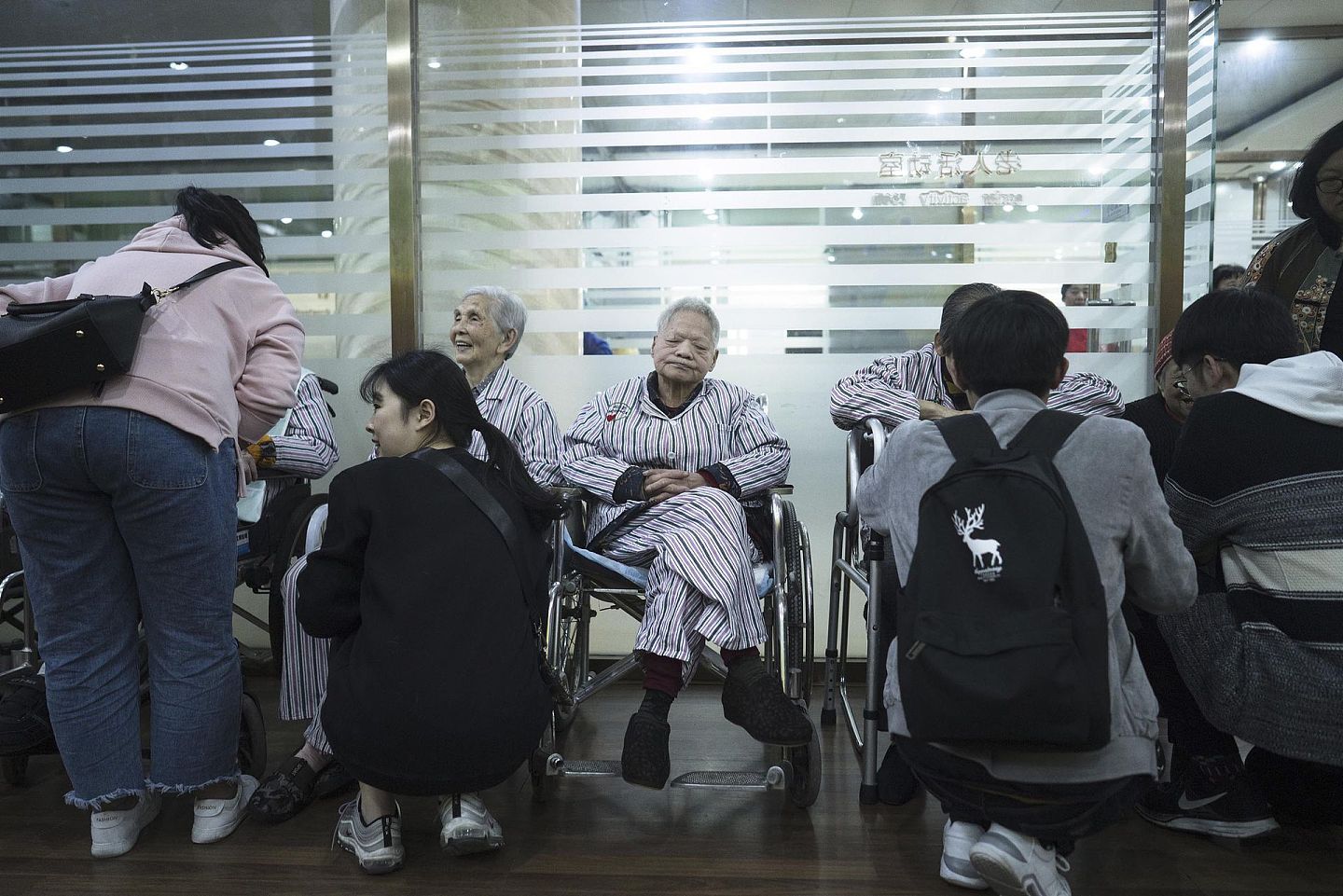 越来越多的老年人被纳入中国社保。图为2018年3月24日北京松堂关怀医院的老年人和志愿者。（VCG）