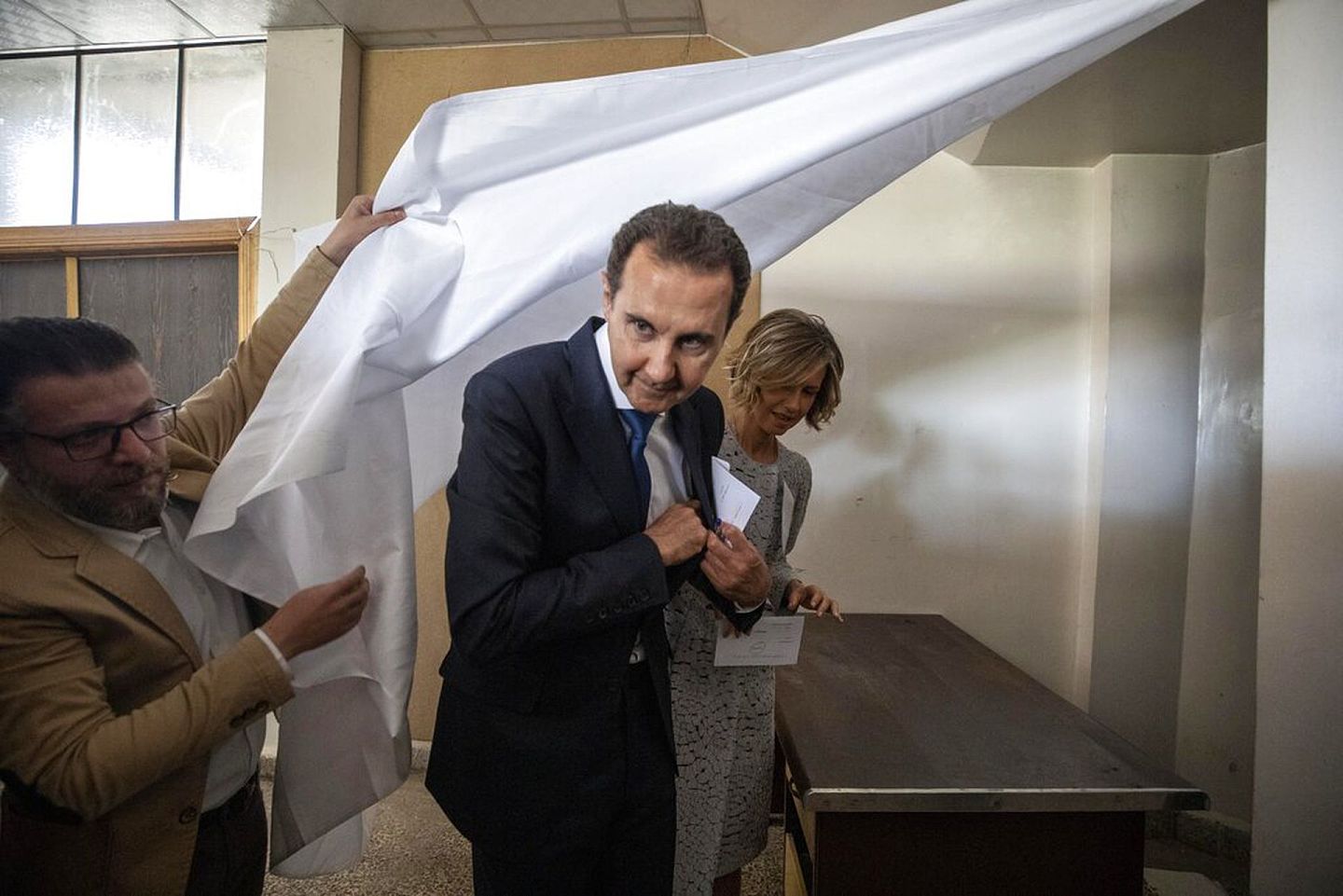叙利亚总统选举：图为5月26日叙利亚总统巴沙尔·阿萨德（中）及妻子阿斯玛在杜马的票站准备投票。（AP）