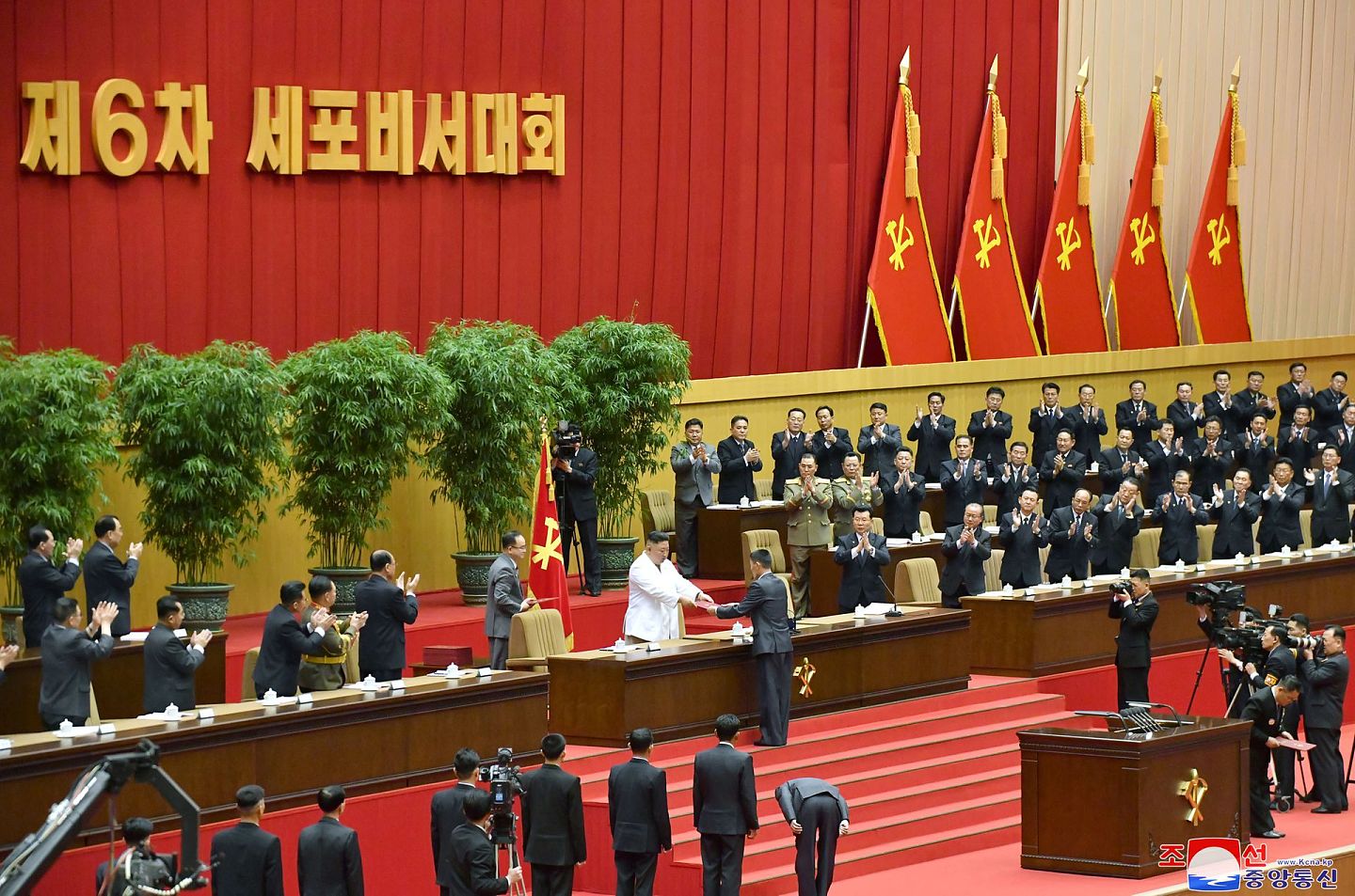 4月9日，朝鲜领导人金正恩出席在平壤举行的朝鲜劳动党第六届支部书记大会闭幕式。（Reuters）
